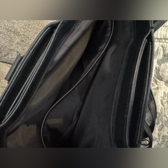 Béis The Messenger Backpack in Black - Picture 4 of 8